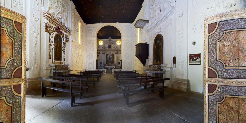 Abbazia Santa Maria di Cadossa, Chiostro interno (XVI sec.).
